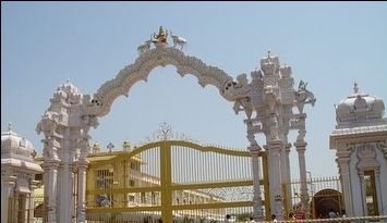 Photo of अमृतसर का स्वर्ण मंदिर तो सबको पता है, पर क्या आप दक्षिण के इस स्वर्ण मंदिर के बारे में जानते हैं? by Aditya Mukesh Mishra