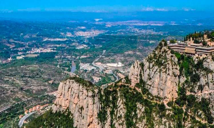 Photo of Stunning views of Montserrat 3/5 by Enotus