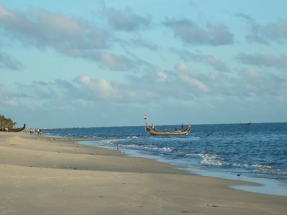 Photo of Marari Beach Alappuzha, Mararikulam, Kerala, India by Roli jain