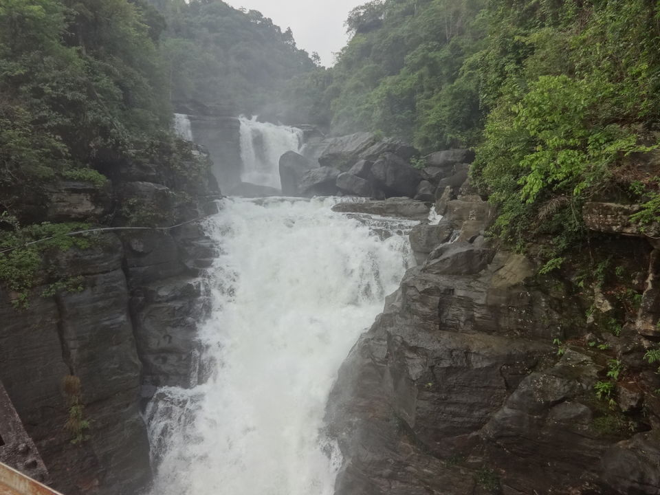 Photo of An unnamed waterfall, on the way to by Lakshmi Venkateswaran