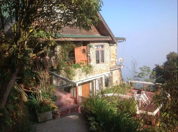 Photo of English Cottage، Road, Naya Basti, Darjeeling, West Bengal, India by Jhelum Kaushal