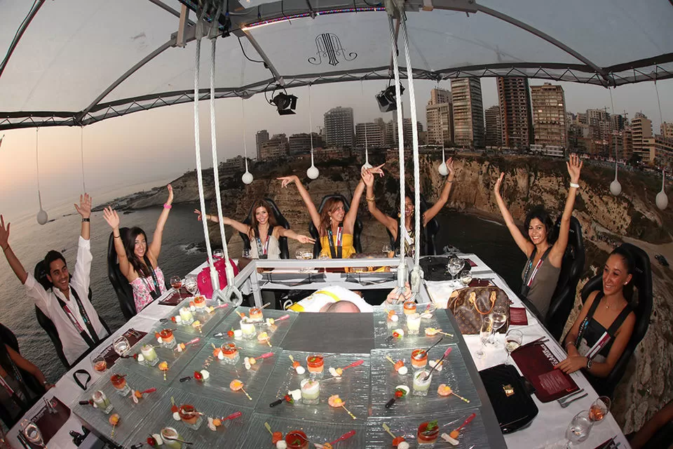 Photo of ફ્લાઇ ડાઈનિંગનો એક અનોખો ટ્રેન્ડ: અહીં હવામાં ભોજન પીરસાય છે by Jhelum Kaushal