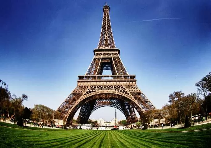 Photo of La Tour Eiffel, Nod-sur-Seine, France by Jhelum Kaushal