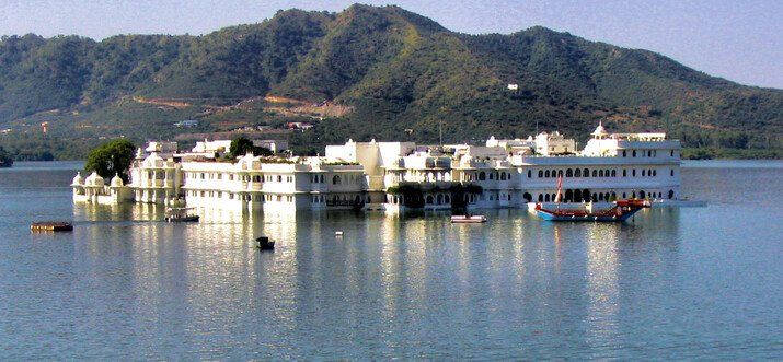 Photo of અમદાવાદથી ઓવરનાઇટ મુસાફરી કરીને પહોંચી જાઓ આ 10 પ્રખ્યાત શહેરોમાં 1/10 by Jhelum Kaushal