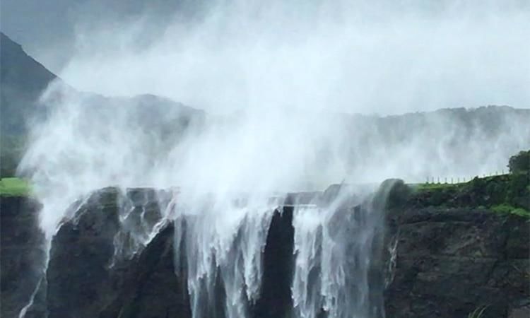 Photo of શું તમે જાણો છો? ભારતમાં ‘રિવર્સ વોટરફોલ’ આવેલો છે જ્યાં ગુરુત્વાકર્ષણ કામ નથી કરતું 1/2 by Jhelum Kaushal