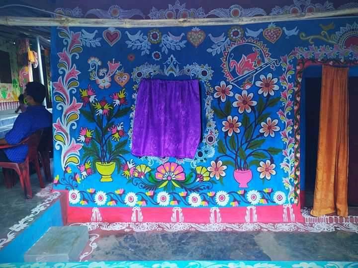 Photo of দেওয়াল জুড়ে রং-বেরংয়ের আলপনা: গ্রামটির নামই হল 'আলপনা' by Never ending footsteps