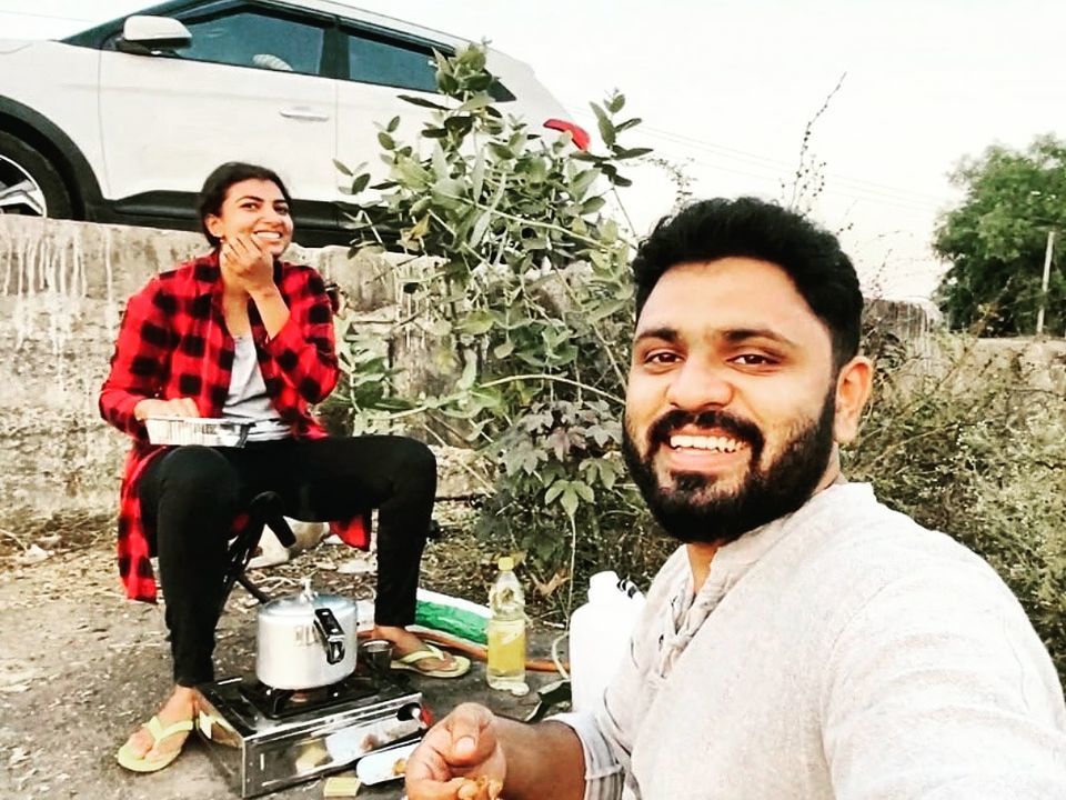 Photo of গাড়ির মধ্যেই উনুন বিছানা - সেই নিয়ে ভারতবর্ষ ভ্রমণে বেরিয়েছেন এই কেরালা দম্পতি... 1/1 by Aninda De