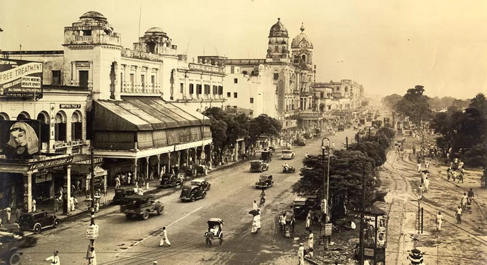 Photo of Esplanade Bus Stop, Maidan, Esplanade, Dharmatala, Taltala, Kolkata, West Bengal, India by Aninda De