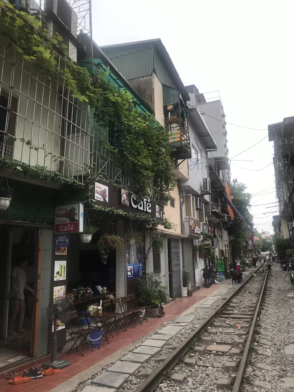 Photo of Hanoi Train Street, Trần Phú, Hàng Bông, Hoàn Kiếm, Hanoi, Vietnam by Titlietraveltales