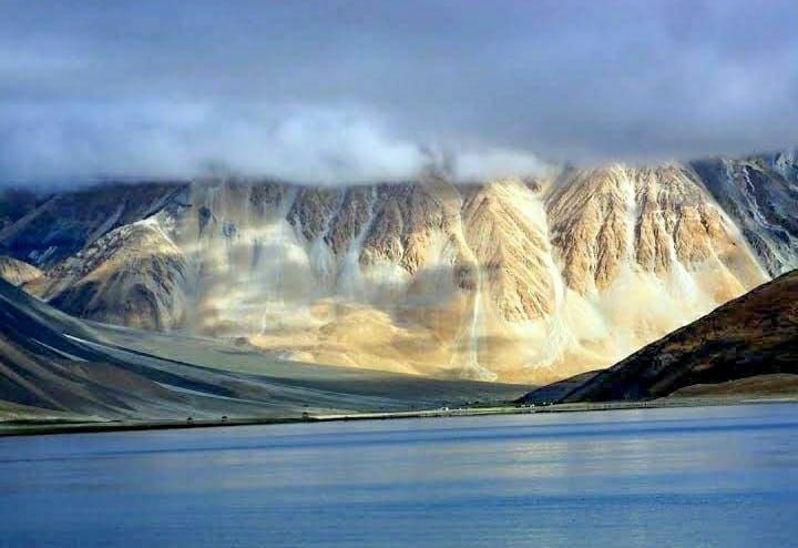 Photo of बर्फीले रेगिस्तान का सतरंगी इंद्रधनुष, पैंगांग झील by Priya Yadav