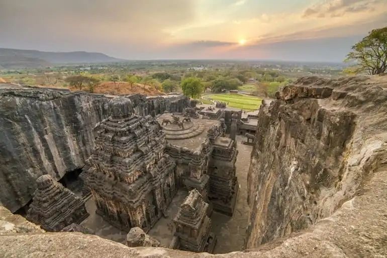 Photo of किसी अजूबे से कम नही है एल्लोरा का कैलाश मंदिर, विशाल पत्थर को काटकर बनाया गया था ये मंदिर by Priya Yadav