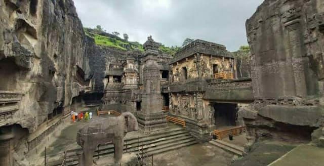 Photo of किसी अजूबे से कम नही है एल्लोरा का कैलाश मंदिर, विशाल पत्थर को काटकर बनाया गया था ये मंदिर by Priya Yadav