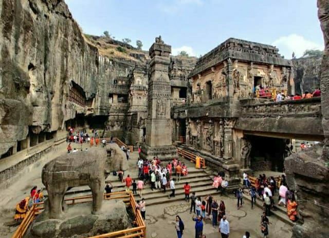 Photo of किसी अजूबे से कम नही है एल्लोरा का कैलाश मंदिर, विशाल पत्थर को काटकर बनाया गया था ये मंदिर by Priya Yadav