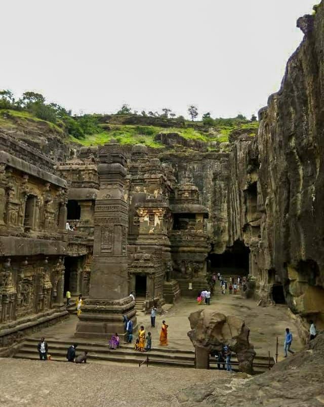 Photo of किसी अजूबे से कम नही है एल्लोरा का कैलाश मंदिर, विशाल पत्थर को काटकर बनाया गया था ये मंदिर by Priya Yadav