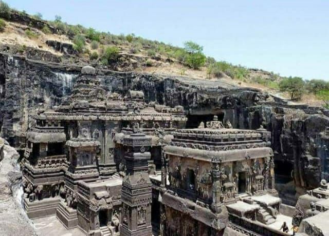 Photo of किसी अजूबे से कम नही है एल्लोरा का कैलाश मंदिर, विशाल पत्थर को काटकर बनाया गया था ये मंदिर by Priya Yadav
