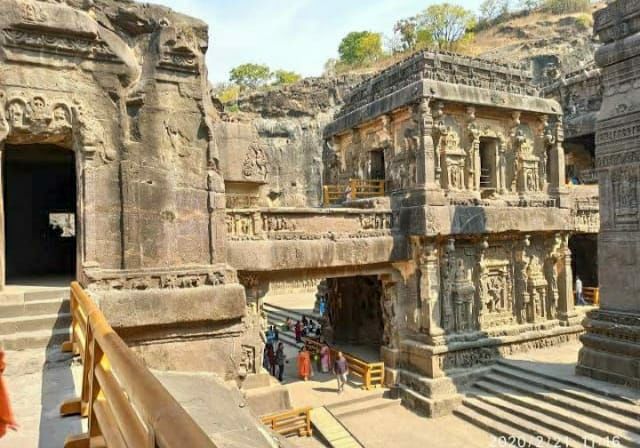 Photo of किसी अजूबे से कम नही है एल्लोरा का कैलाश मंदिर, विशाल पत्थर को काटकर बनाया गया था ये मंदिर by Priya Yadav