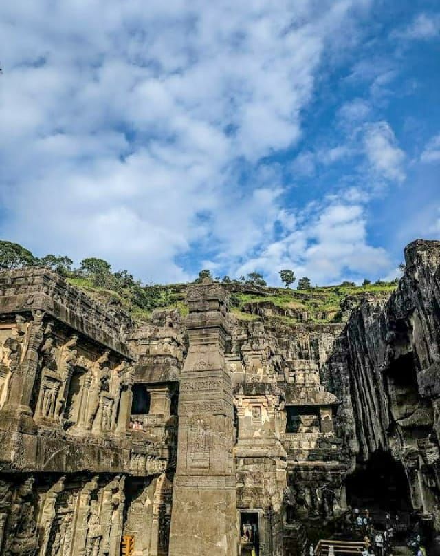 Photo of किसी अजूबे से कम नही है एल्लोरा का कैलाश मंदिर, विशाल पत्थर को काटकर बनाया गया था ये मंदिर by Priya Yadav