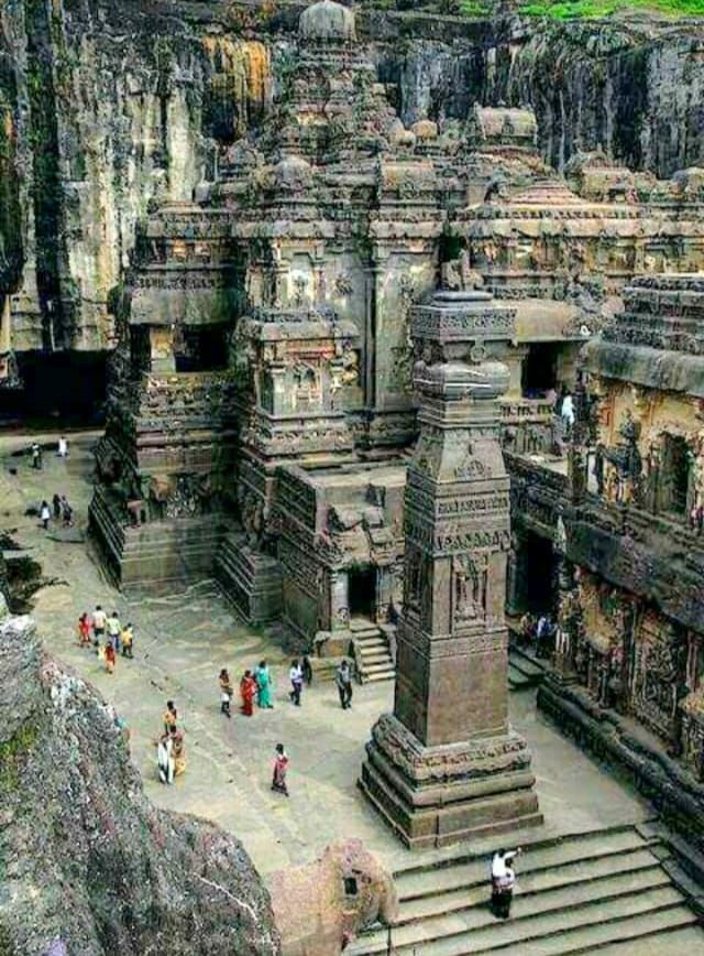 Photo of किसी अजूबे से कम नही है एल्लोरा का कैलाश मंदिर, विशाल पत्थर को काटकर बनाया गया था ये मंदिर by Priya Yadav