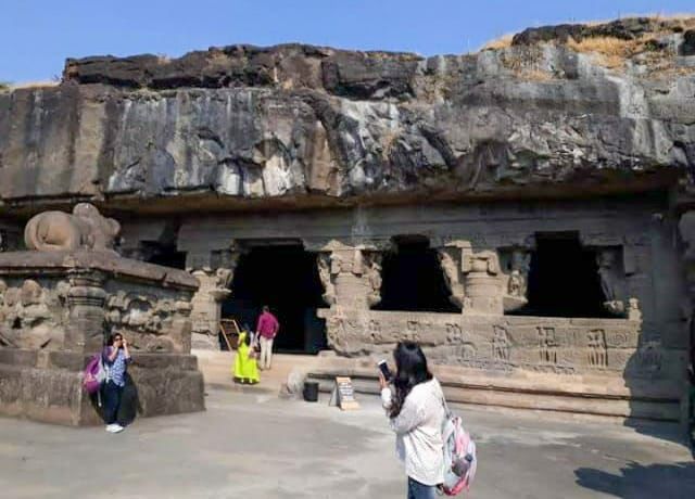 Photo of किसी अजूबे से कम नही है एल्लोरा का कैलाश मंदिर, विशाल पत्थर को काटकर बनाया गया था ये मंदिर by Priya Yadav