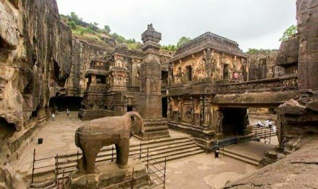 Photo of किसी अजूबे से कम नही है एल्लोरा का कैलाश मंदिर, विशाल पत्थर को काटकर बनाया गया था ये मंदिर by Priya Yadav