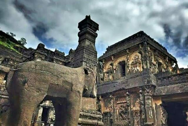 Photo of किसी अजूबे से कम नही है एल्लोरा का कैलाश मंदिर, विशाल पत्थर को काटकर बनाया गया था ये मंदिर by Priya Yadav