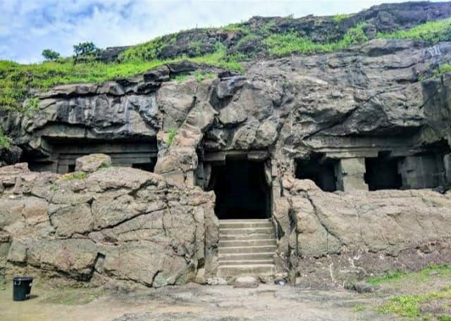 Photo of किसी अजूबे से कम नही है एल्लोरा का कैलाश मंदिर, विशाल पत्थर को काटकर बनाया गया था ये मंदिर by Priya Yadav