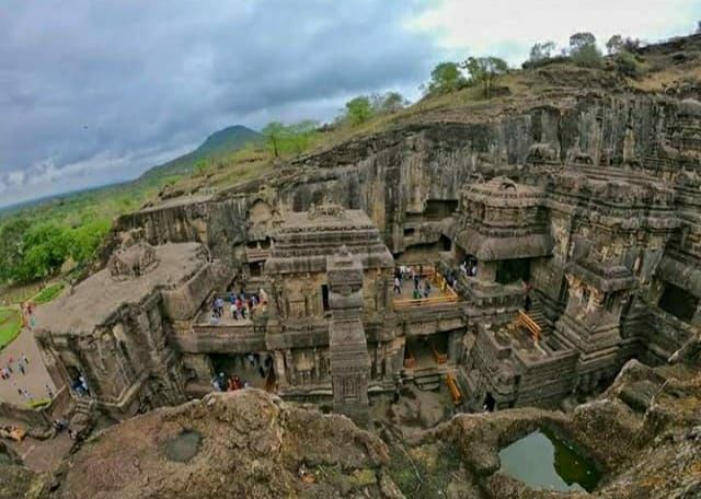 Photo of किसी अजूबे से कम नही है एल्लोरा का कैलाश मंदिर, विशाल पत्थर को काटकर बनाया गया था ये मंदिर by Priya Yadav