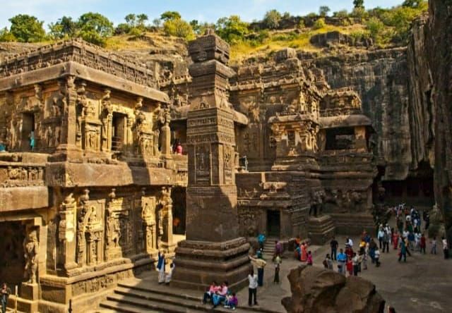 Photo of किसी अजूबे से कम नही है एल्लोरा का कैलाश मंदिर, विशाल पत्थर को काटकर बनाया गया था ये मंदिर by Priya Yadav