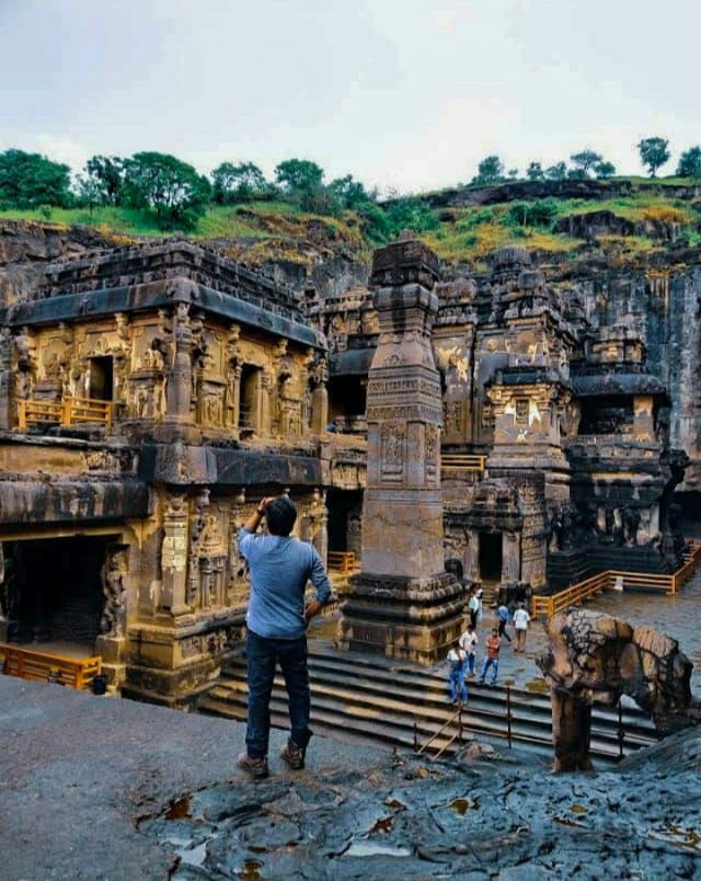 Photo of किसी अजूबे से कम नही है एल्लोरा का कैलाश मंदिर, विशाल पत्थर को काटकर बनाया गया था ये मंदिर by Priya Yadav
