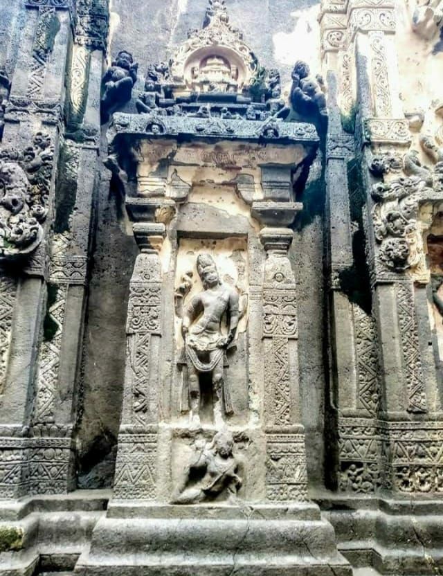 Photo of किसी अजूबे से कम नही है एल्लोरा का कैलाश मंदिर, विशाल पत्थर को काटकर बनाया गया था ये मंदिर by Priya Yadav