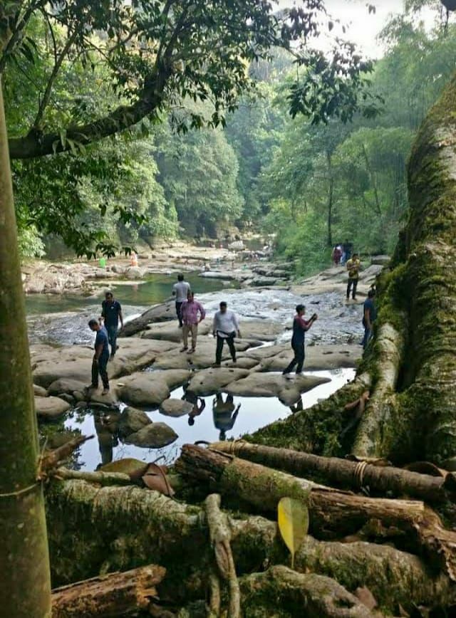 Photo of मावलिननॉन्ग: बड़े-बड़े शहरो को शर्मिंदा करता, भारत का ये गाँव है एशिया का सबसे स्वच्छ गांव by Priya Yadav
