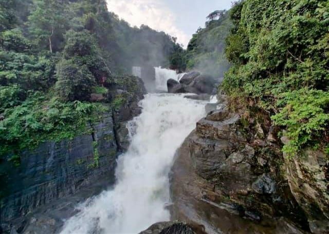 Photo of मावलिननॉन्ग: बड़े-बड़े शहरो को शर्मिंदा करता, भारत का ये गाँव है एशिया का सबसे स्वच्छ गांव by Priya Yadav