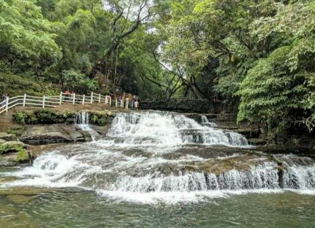 Photo of मावलिननॉन्ग: बड़े-बड़े शहरो को शर्मिंदा करता, भारत का ये गाँव है एशिया का सबसे स्वच्छ गांव by Priya Yadav