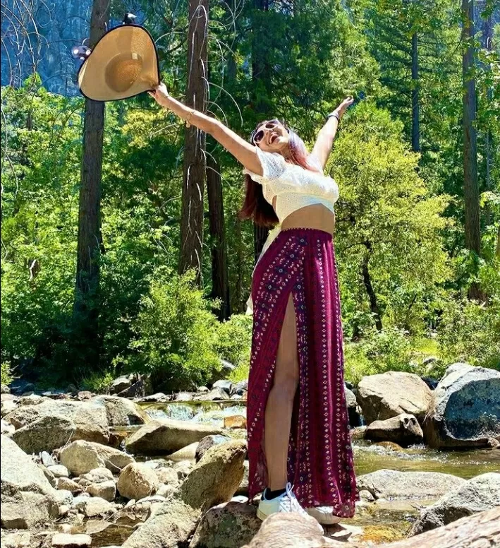 Photo of गर्मियों में घूमना है? फैशन के साथ कम्फर्ट भी इन परिधानों के साथ by Priya Yadav