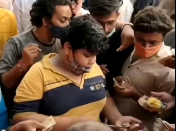 Photo of Video viral: માતા-પિતાની મદદ કરવા અમદાવાદના મણીનગર રેલવે સ્ટેશન બહાર કચોરી વેચે છે આ બાળક 2/3 by Paurav Joshi