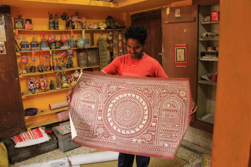 Photo of An artist @Raghurajapur with his art work by Vineet Kumar