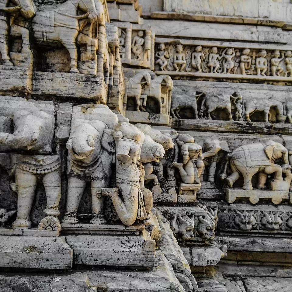 Photo of Jagdish Temple intersection, Udaipur, Rajasthan, India by chalraahi.com