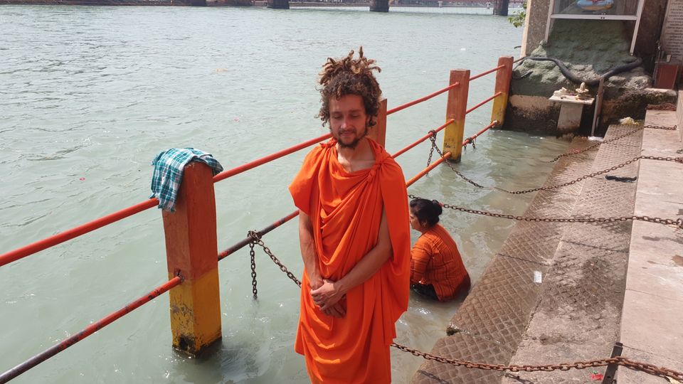 Photo of हिंदू धर्म-अध्यात्म की खोज में स्विट्जरलैंड से भारत पैदल: 18 देश, 6000 km, योग की जगा रहे अलख by Pooja Tomar Kshatrani