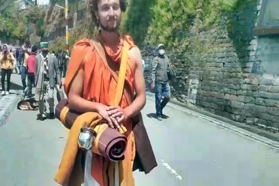Photo of हिंदू धर्म-अध्यात्म की खोज में स्विट्जरलैंड से भारत पैदल: 18 देश, 6000 km, योग की जगा रहे अलख by Pooja Tomar Kshatrani