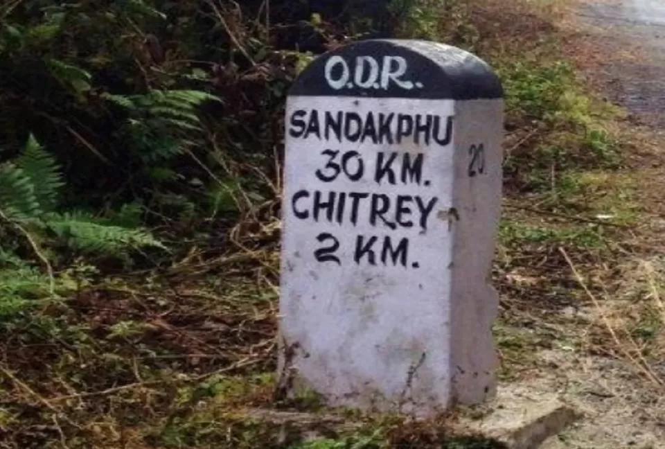 Photo of आखिर सड़क के किनारे क्यों लगाए जाते हैं अलग-अलग रंग के मील के पत्थर, जानिए - by Pooja Tomar Kshatrani