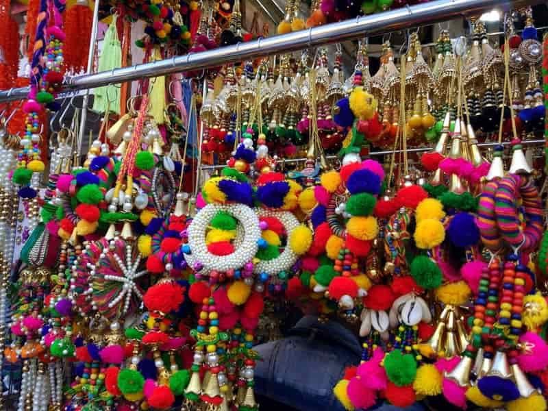 Photo of शादी की शाॅपिंग के लिए बेस्ट है मुम्बई की ये 10 बेमिसाल जगहें, एक बार जरूर जाएँ by Pooja Tomar Kshatrani