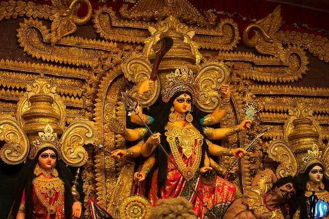 Photo of कोलकाता में बुर्ज खलीफा टावर की तर्ज पर बनाया गया दुर्गा पूजा पंडाल- by Pooja Tomar Kshatrani
