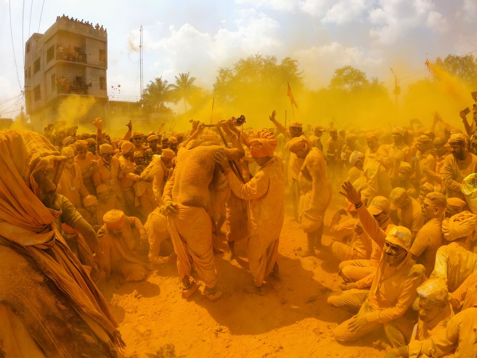 Photo of This Town In Maharashtra Turns Yellow Each October & These Pictures Are Nothing Less Than Splendid! by Aakash Vishwakarma