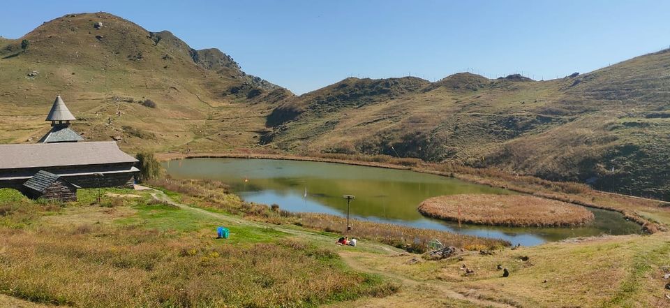 Photo of एक सुंदर नीली झील और उसमें कभी इधर कभी उधर तैरता टापू - पराशर झील by Roaming Mayank