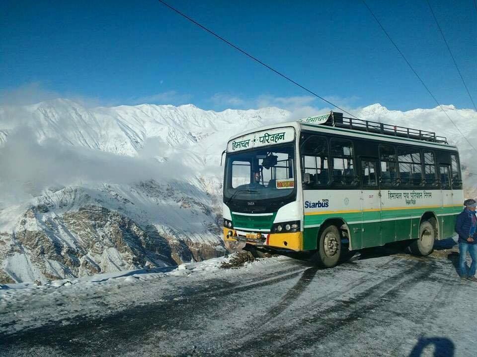 Photo of तैयार हो जाइए, शुरू होने वाली है HRTC की वो बस जो दिल्ली-लेह रूट पर कराती है एक बेहद खूबसूरत सफ़र by Roaming Mayank