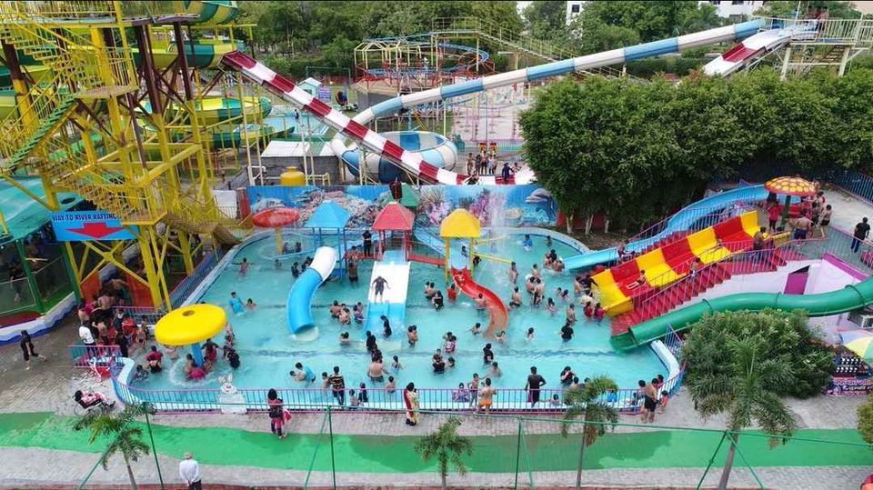 Photo of Drizzling Land Water and Amusement Park, Morta, Ghaziabad, Uttar Pradesh, India by Roaming Mayank