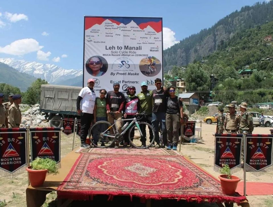 Photo of 45 वर्षीय माँ ने बनाया लेह से मनाली सोलो साइक्लिंग का गिनीज वर्ड रिकार्ड by Roaming Mayank