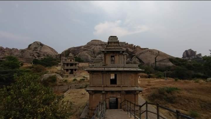 Photo of उंच डोंगरावर सांडलेले दगड by Prashant Dilip Kulkarni