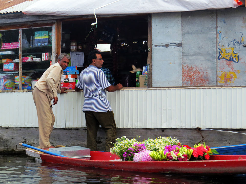Photo of A shikara ride to the floating villages of Srinagar 2/10 by The Compulsive Traveller