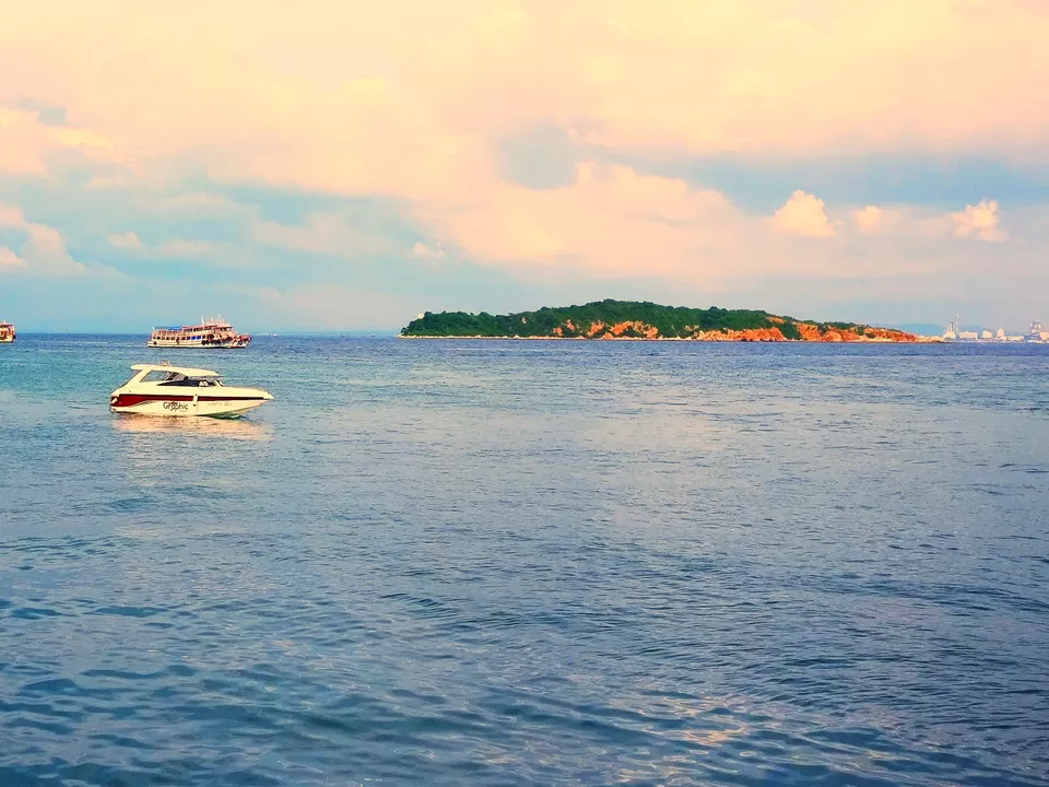 Photo of Koh Larn, Na Ban Pier - Pattaya, Bali Hai Pier, Pattaya City, Thailand by Pramod Krishna Prasad